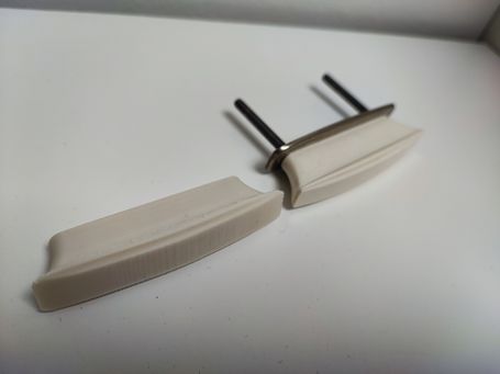 Weiße Ersatzteile mit Metallstiften