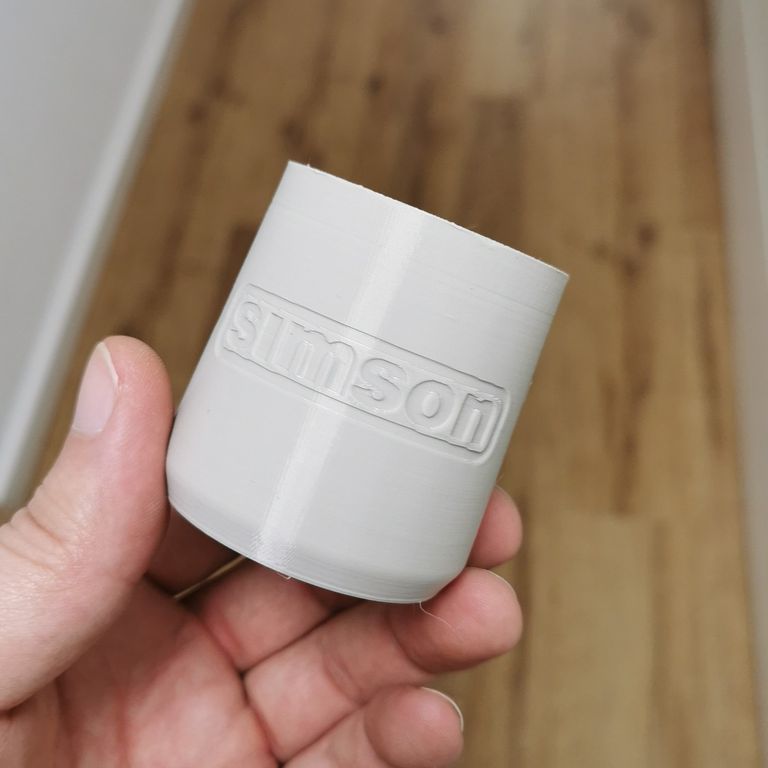 Becher mit Simson-Relief